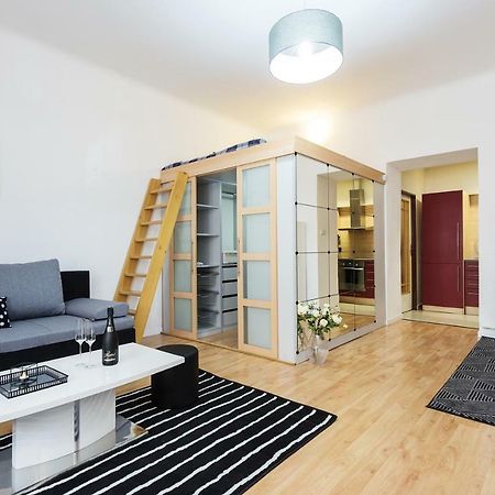 Stylish Apartment On Riverside Prag Exteriör bild