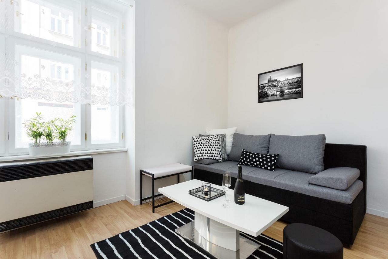 Stylish Apartment On Riverside Prag Exteriör bild