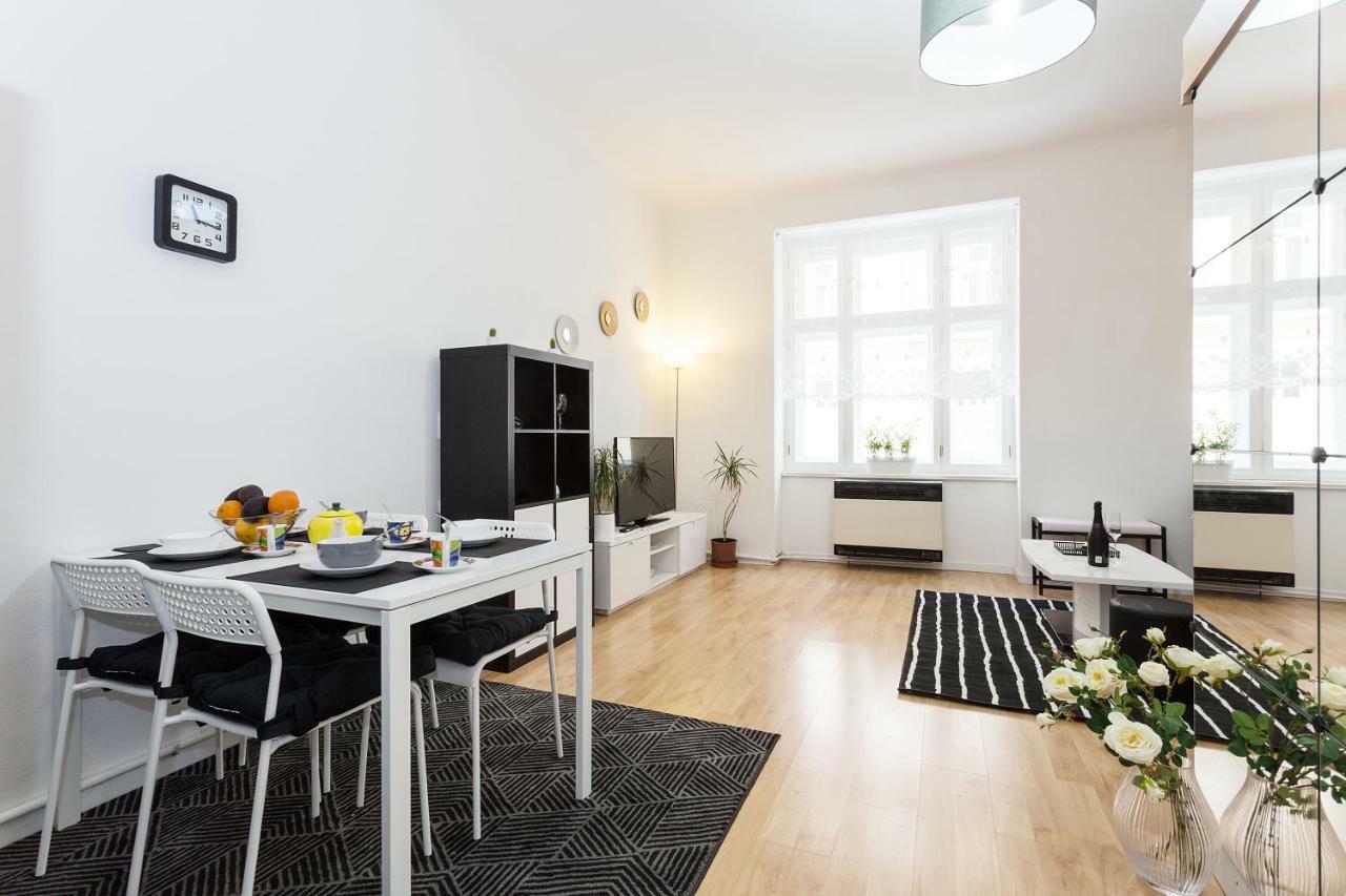 Stylish Apartment On Riverside Prag Exteriör bild